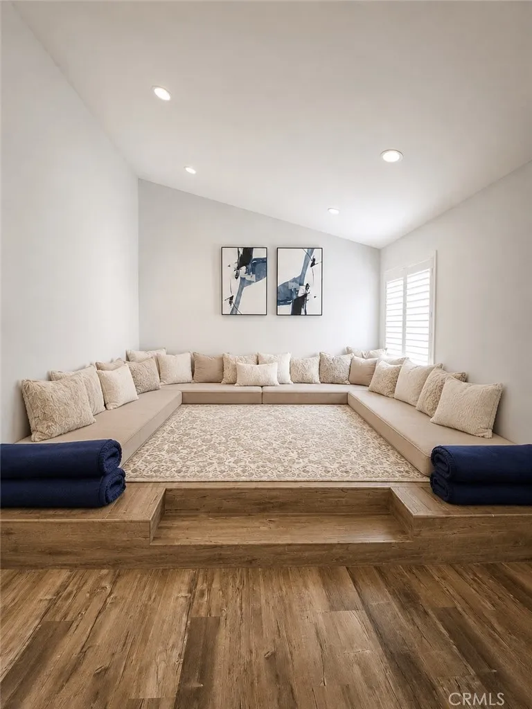 22540 Jeffrey Mark Court #4 Chatsworth, CA 91311