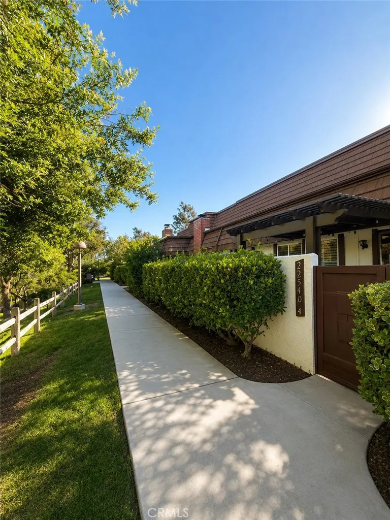 22540 Jeffrey Mark Court #4 Chatsworth, CA 91311