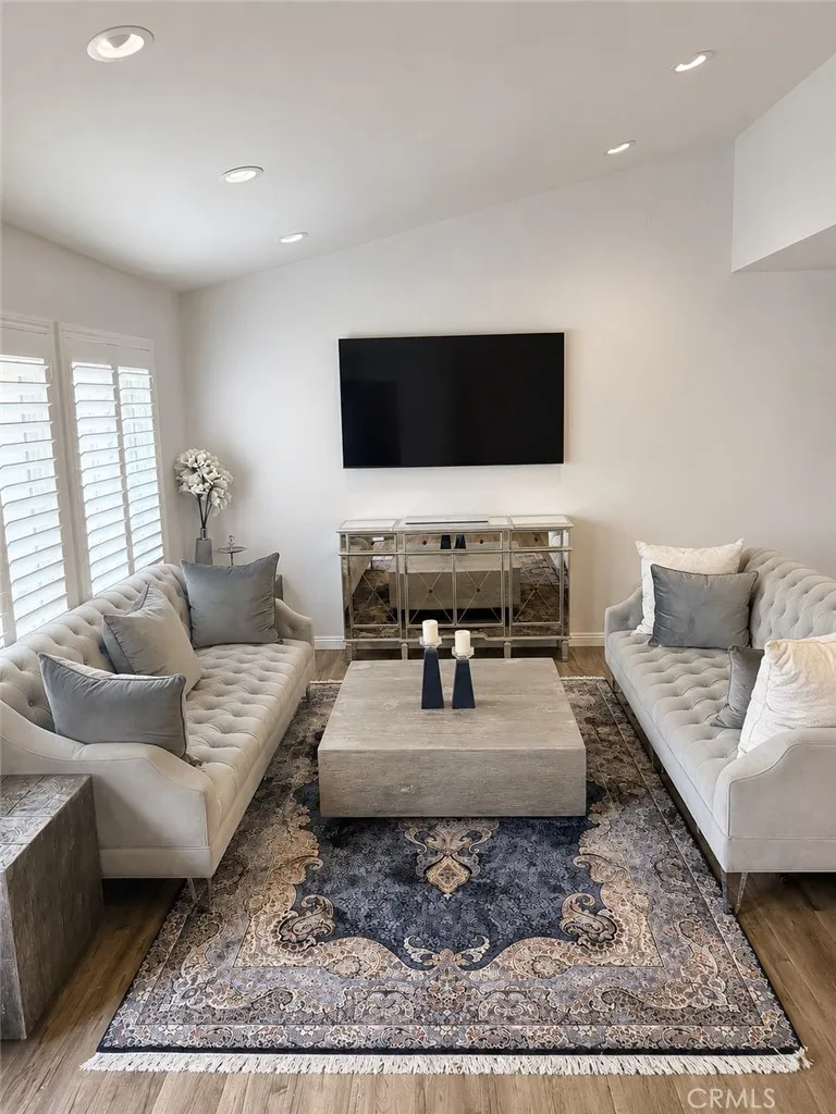 22540 Jeffrey Mark Court #4 Chatsworth, CA 91311