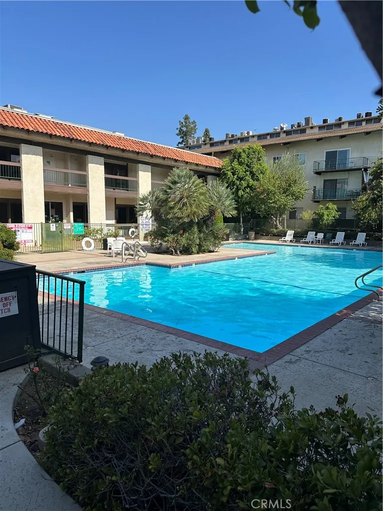 5460 White Oak Avenue #E207 Encino, CA 91316