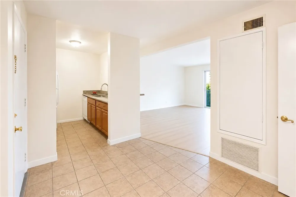 5460 White Oak Avenue #E207 Encino, CA 91316