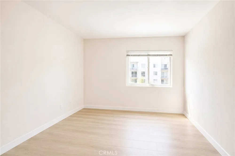 5460 White Oak Avenue #E207 Encino, CA 91316