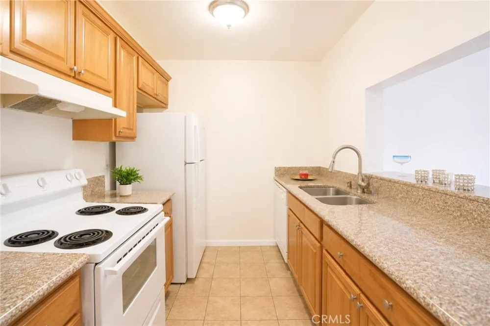 5460 White Oak Avenue #E207 Encino, CA 91316