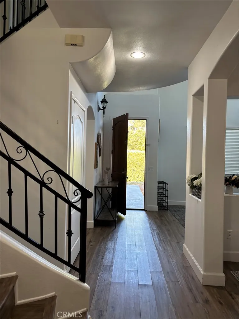 8341 Kelvin Winnetka, CA 91306