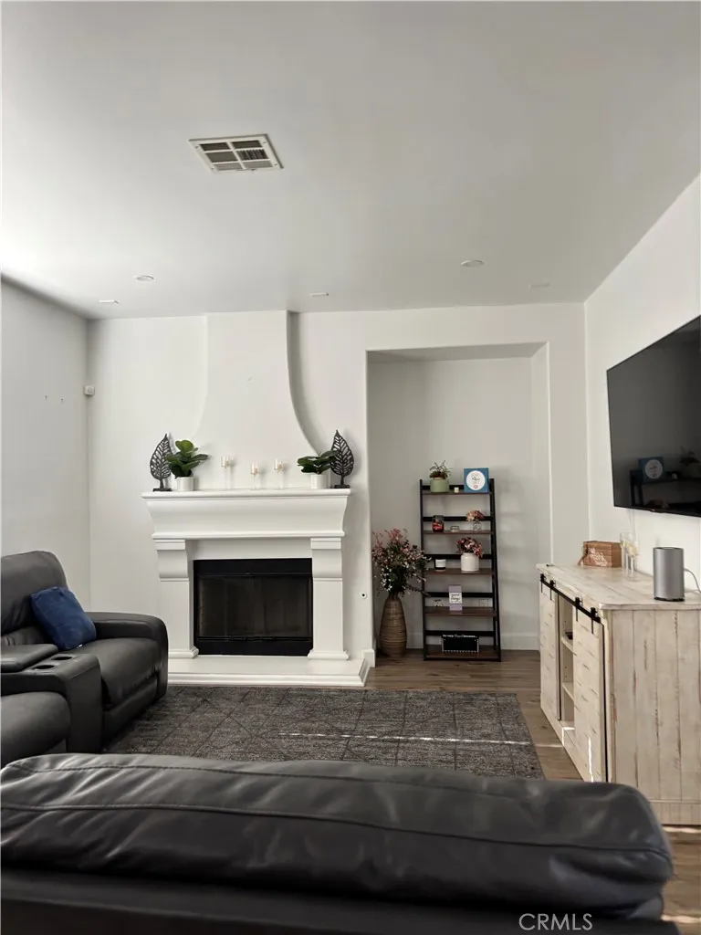 8341 Kelvin Winnetka, CA 91306