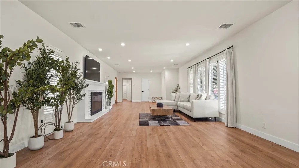 4711 Tyrone Sherman Oaks, CA 91423