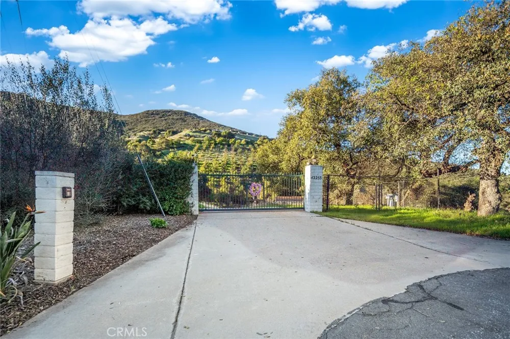 42253 Via Nortada Temecula, CA 92590