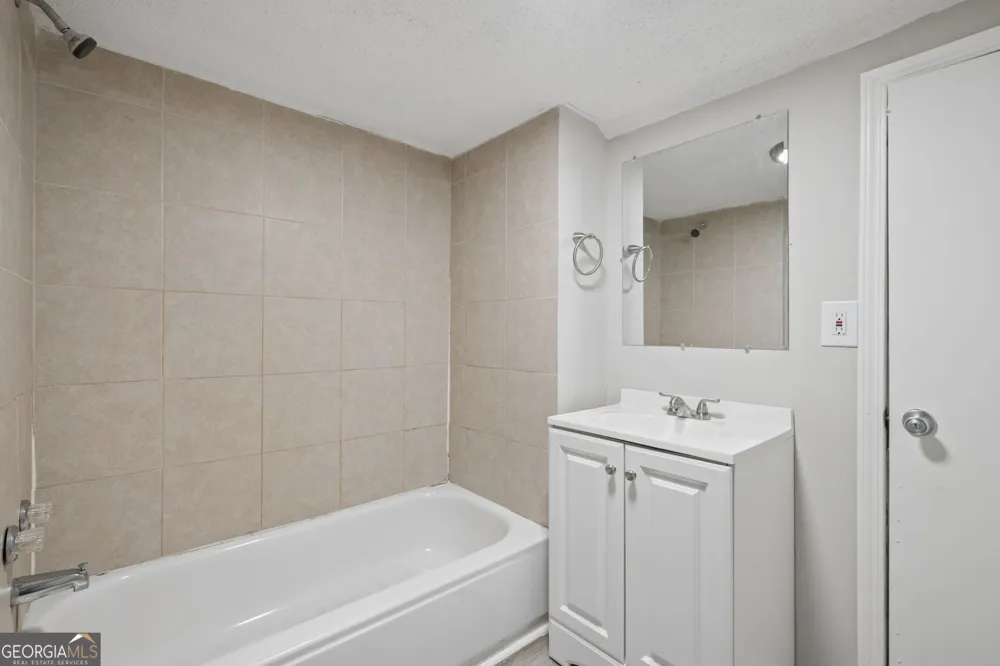 2498 White Oak DR Decatur, GA 30032
