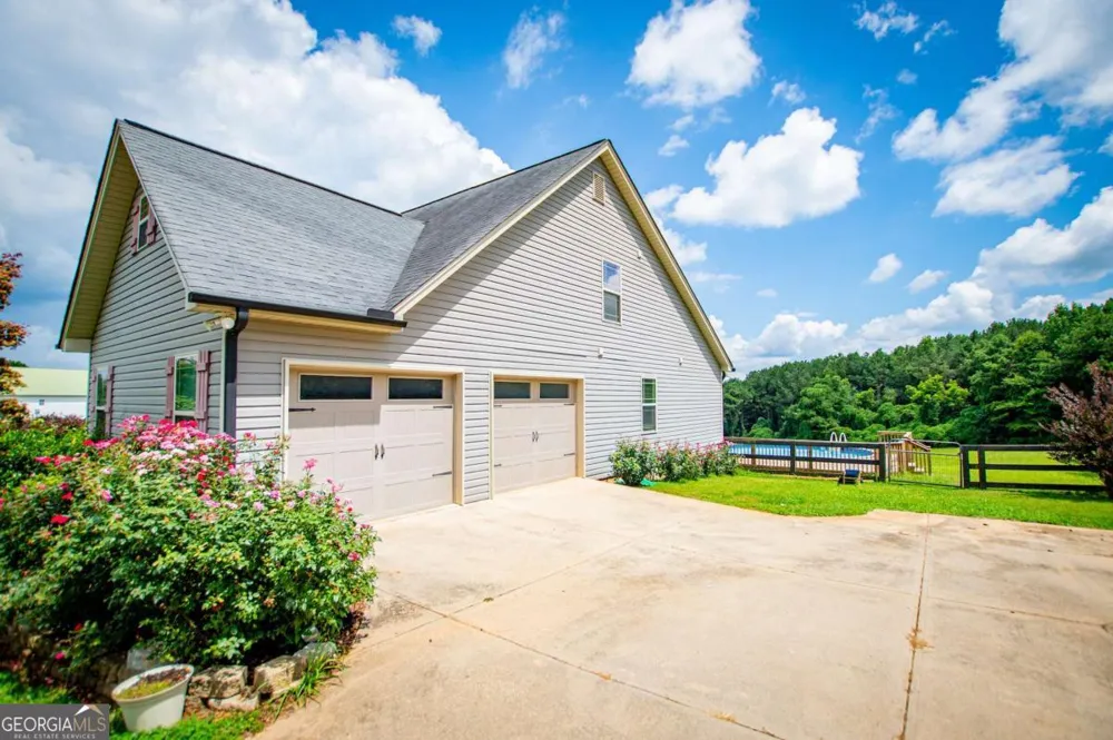 225 Hilltop RD Roopville, GA 30170
