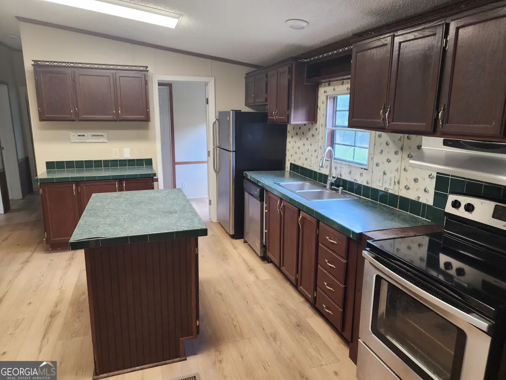 405 REDD PAPA PASS Hartwell, GA 30643