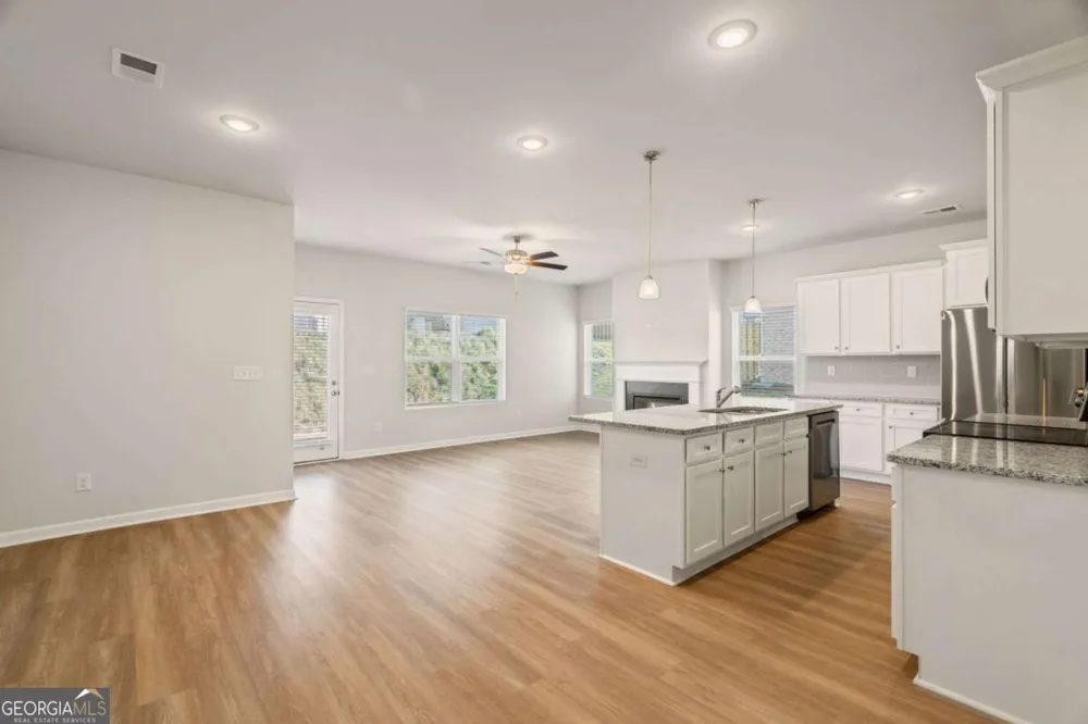 2568 Swan Lake DR Grayson, GA 30017