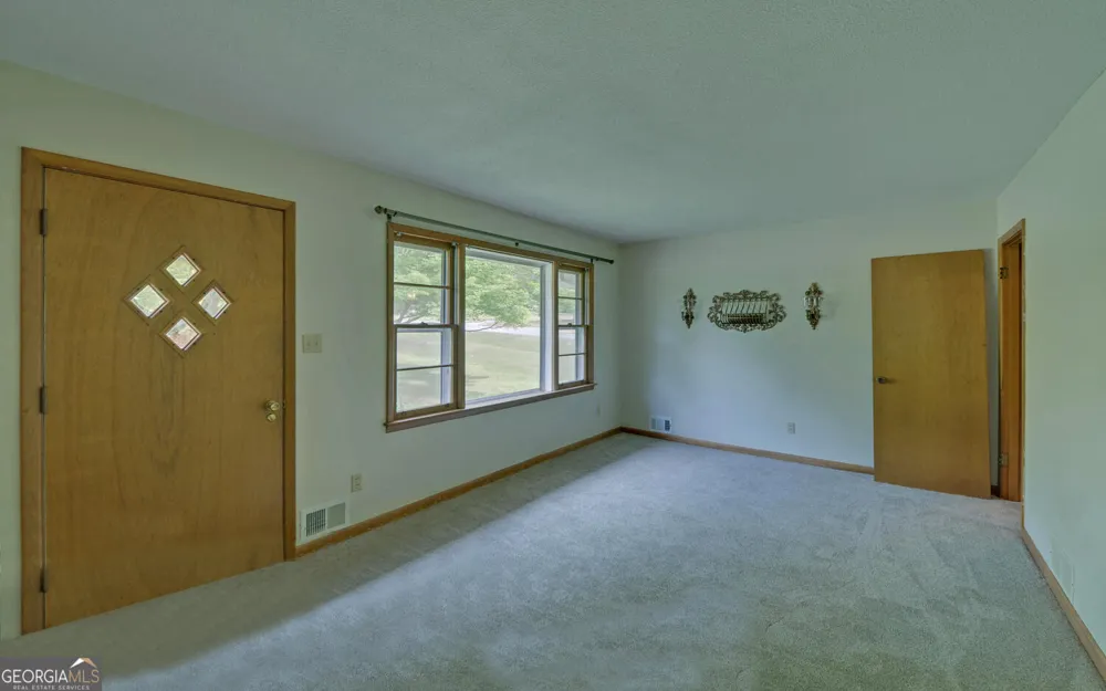 586 Collins RD Toccoa, GA 30577