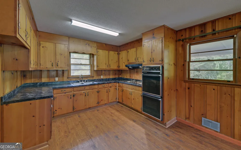 586 Collins RD Toccoa, GA 30577