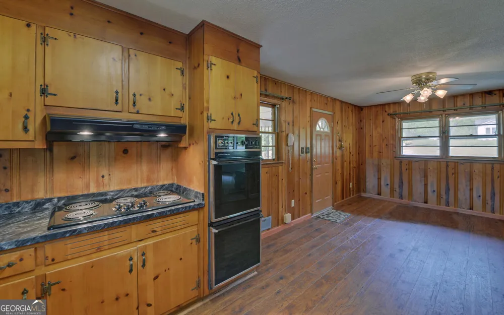586 Collins RD Toccoa, GA 30577