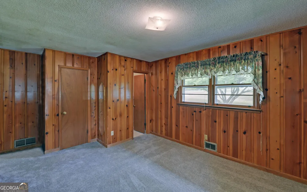 586 Collins RD Toccoa, GA 30577