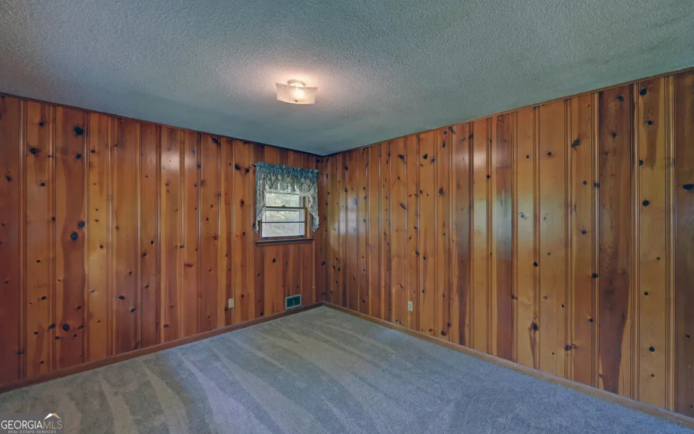 586 Collins RD Toccoa, GA 30577