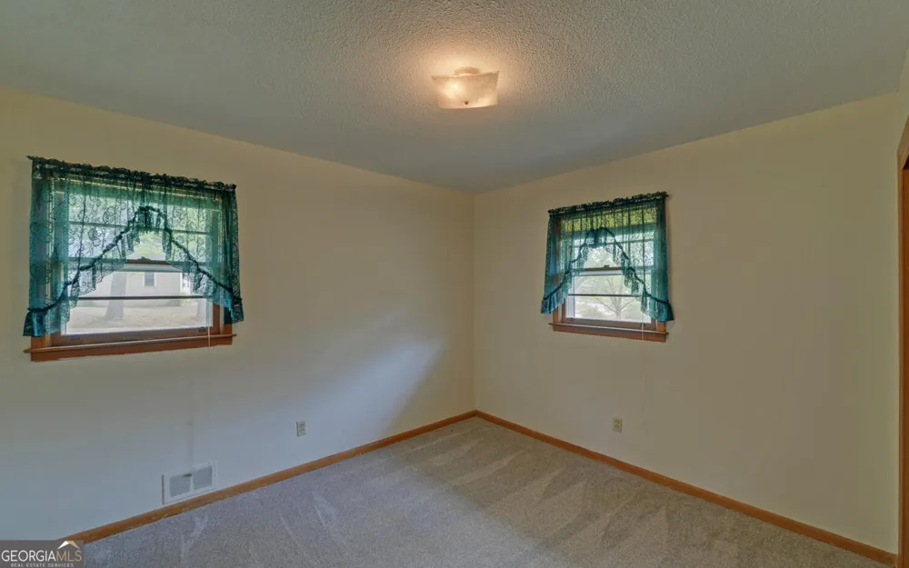 586 Collins RD Toccoa, GA 30577