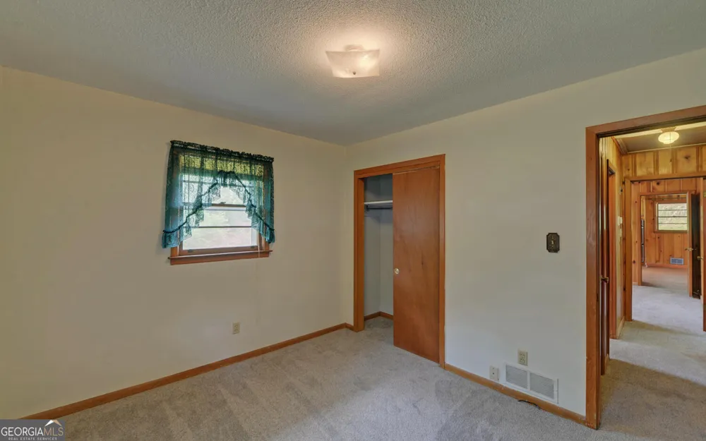 586 Collins RD Toccoa, GA 30577