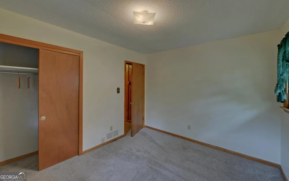 586 Collins RD Toccoa, GA 30577