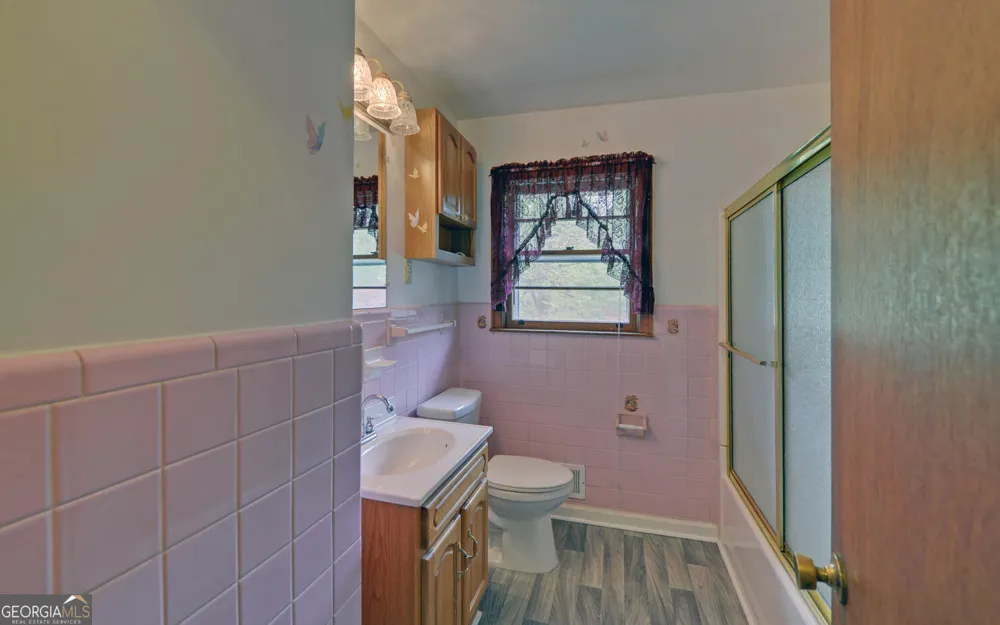 586 Collins RD Toccoa, GA 30577