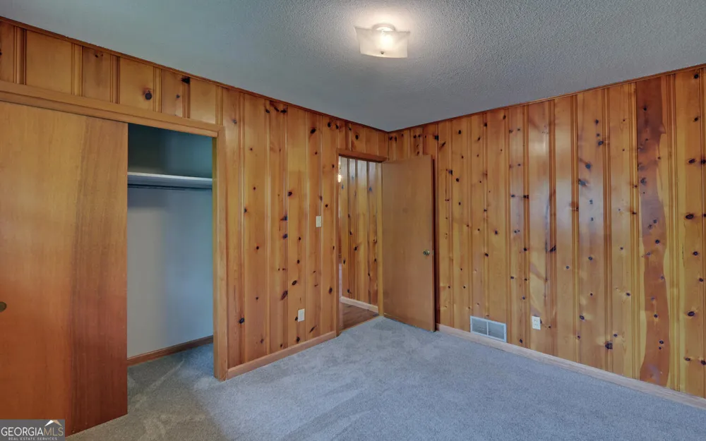 586 Collins RD Toccoa, GA 30577