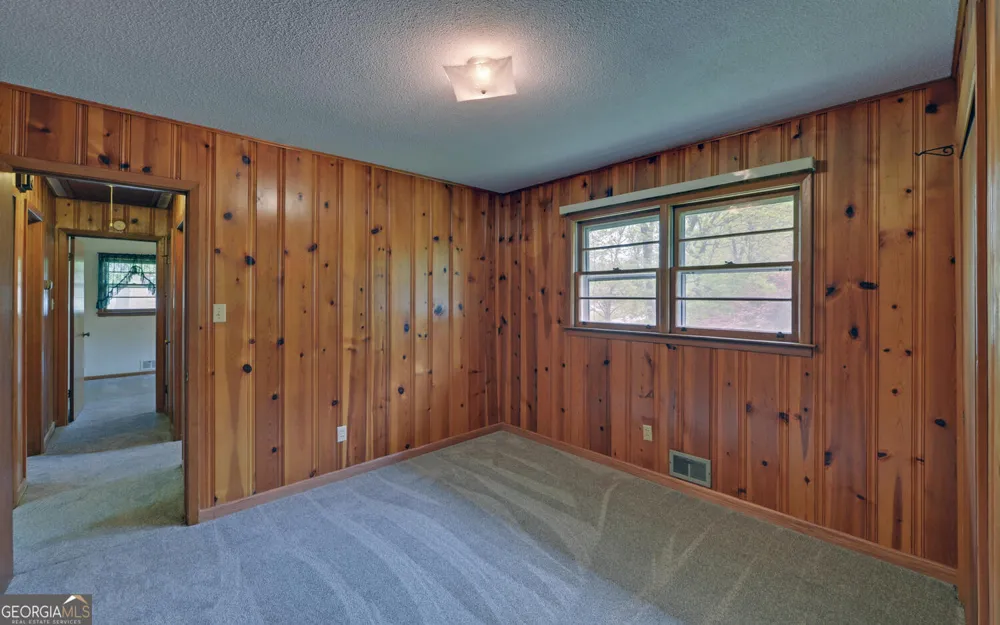 586 Collins RD Toccoa, GA 30577