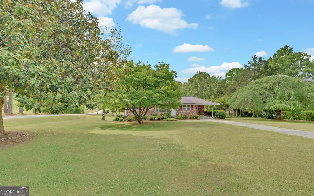 586 Collins RD Toccoa, GA 30577