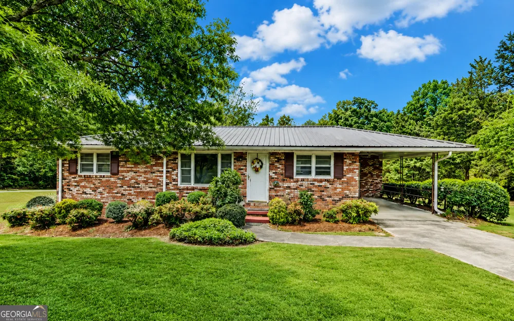 586 Collins RD Toccoa, GA 30577