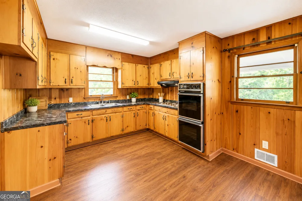 586 Collins RD Toccoa, GA 30577