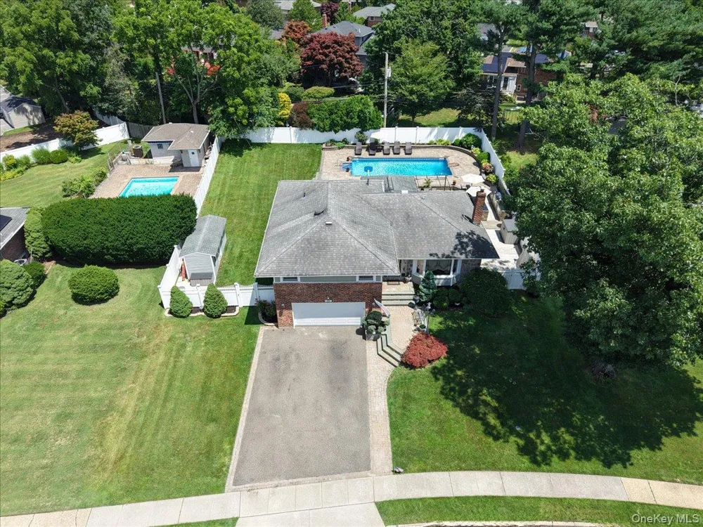 32 Lark Drive Woodbury, NY 11797
