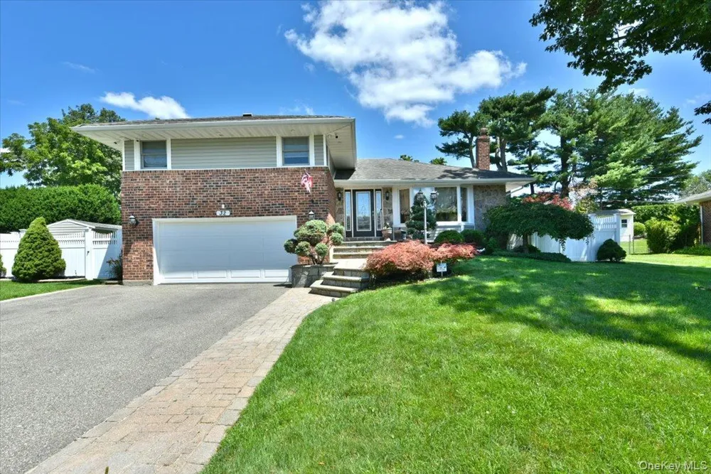 32 Lark Drive Woodbury, NY 11797