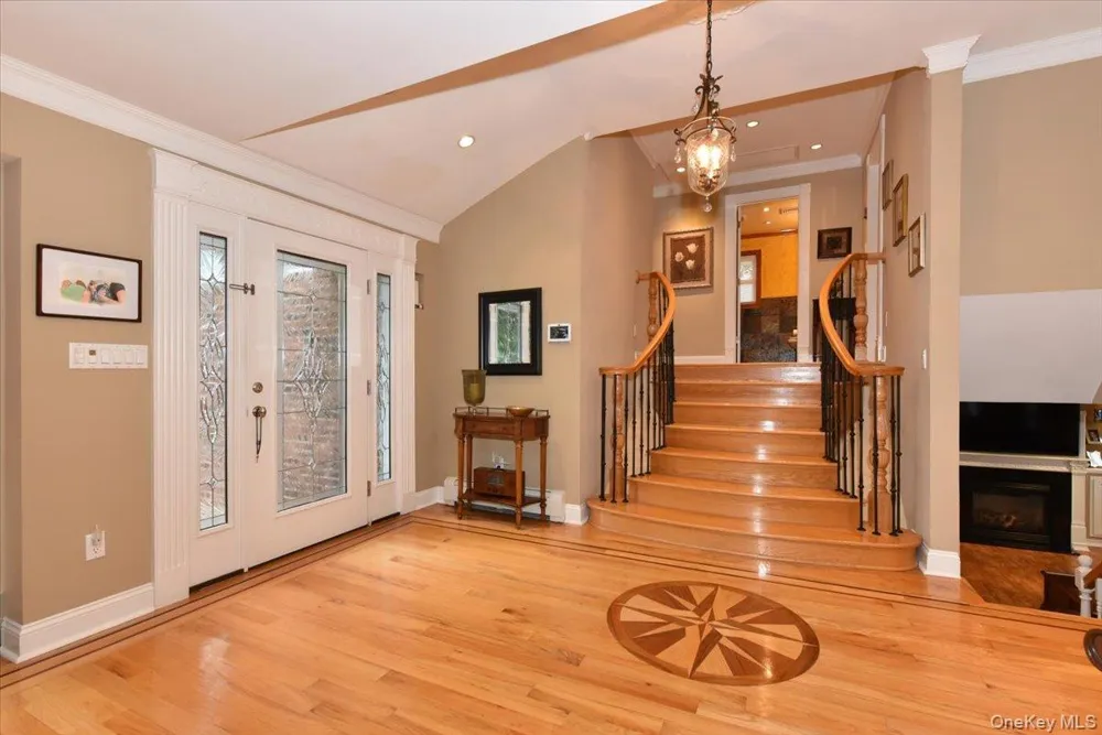 32 Lark Drive Woodbury, NY 11797