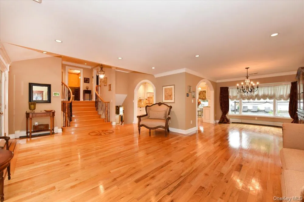 32 Lark Drive Woodbury, NY 11797