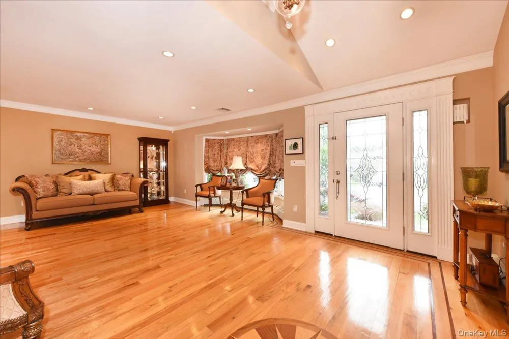 32 Lark Drive Woodbury, NY 11797