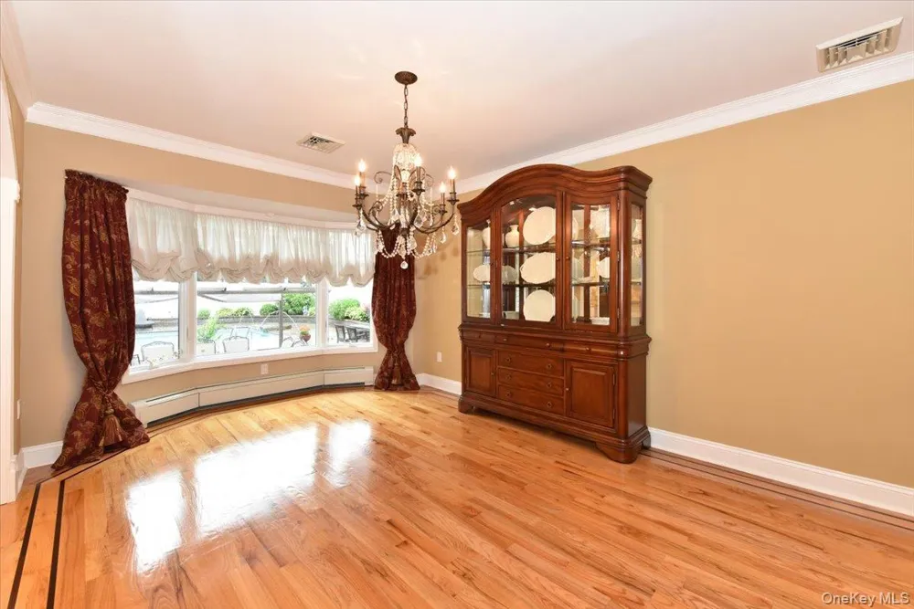 32 Lark Drive Woodbury, NY 11797
