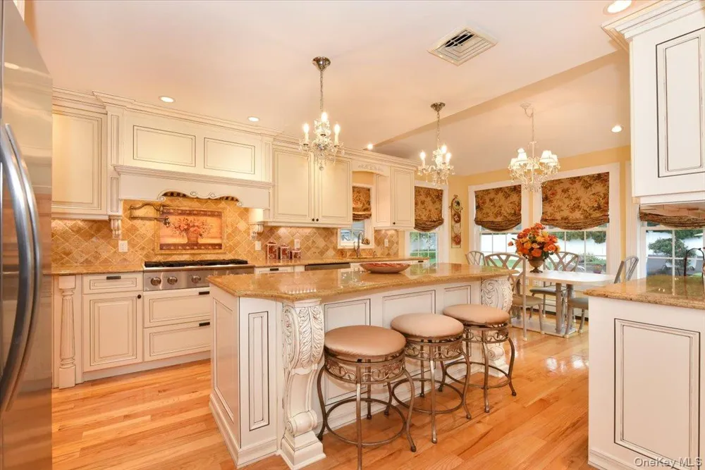 32 Lark Drive Woodbury, NY 11797