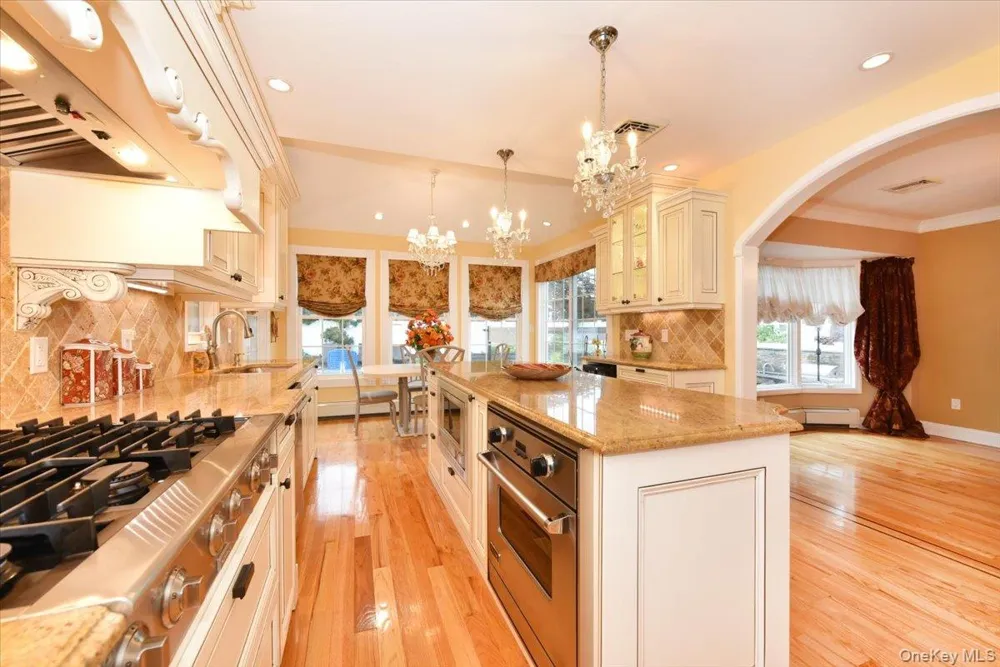 32 Lark Drive Woodbury, NY 11797