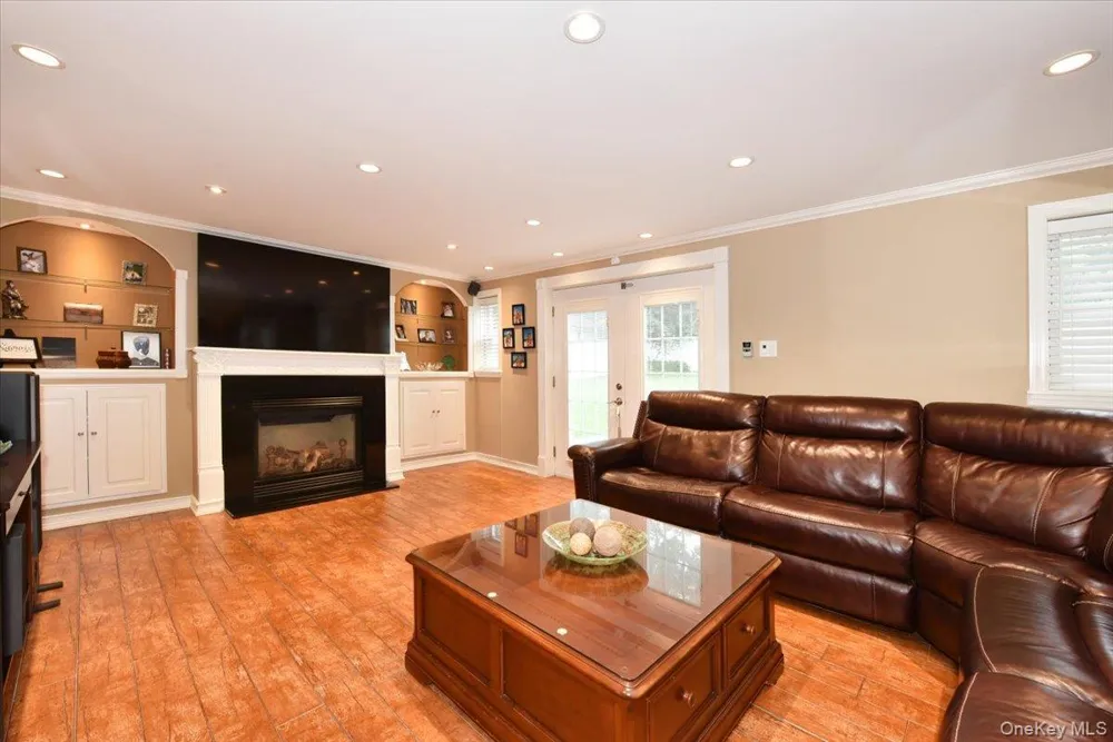 32 Lark Drive Woodbury, NY 11797