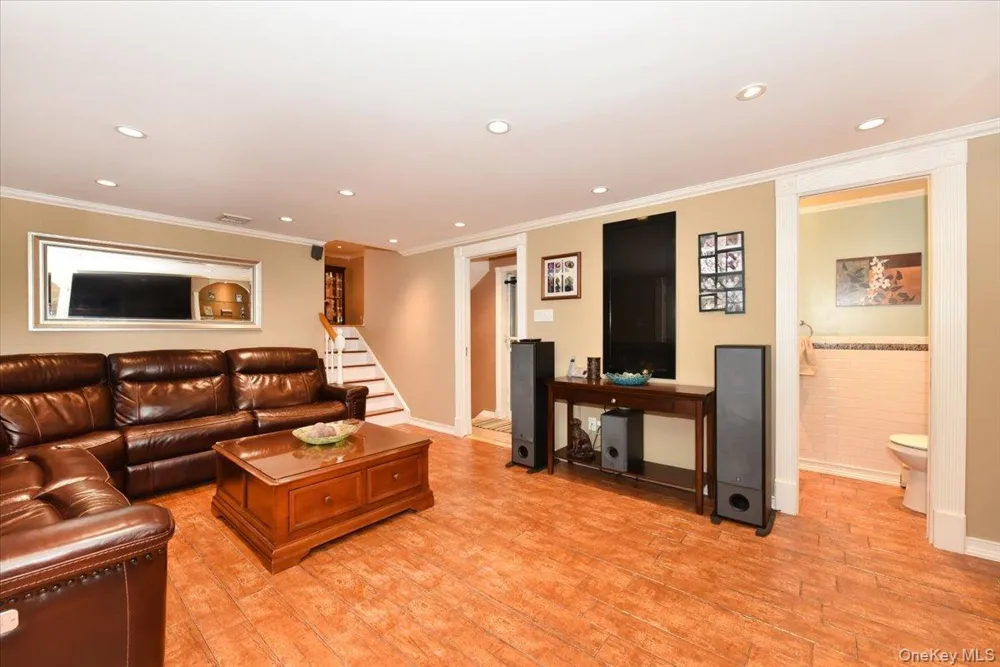 32 Lark Drive Woodbury, NY 11797