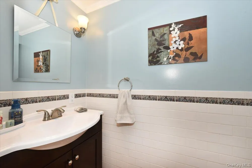 32 Lark Drive Woodbury, NY 11797