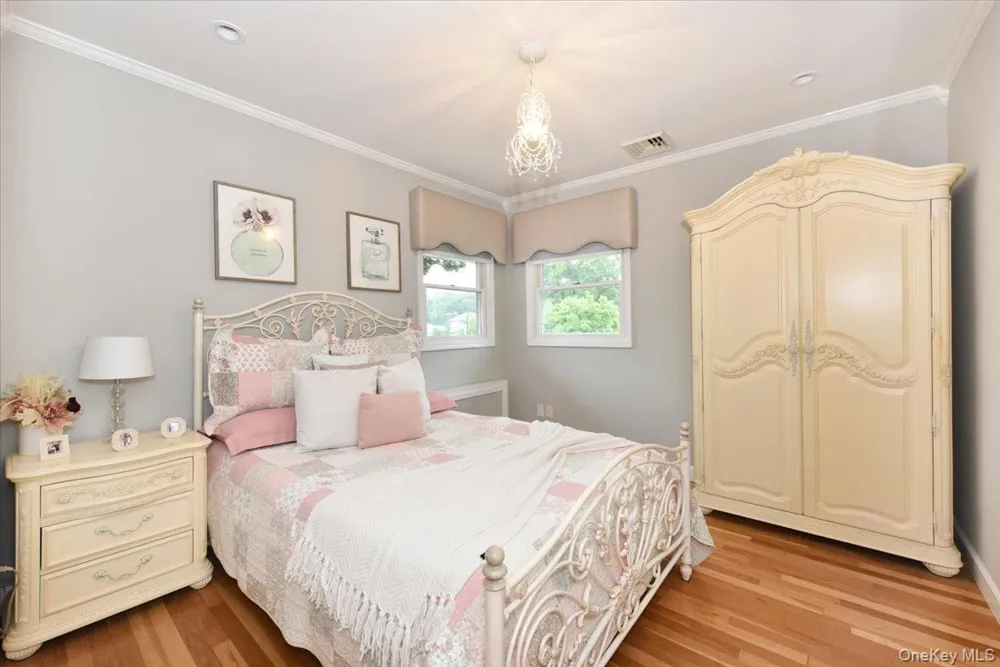 32 Lark Drive Woodbury, NY 11797