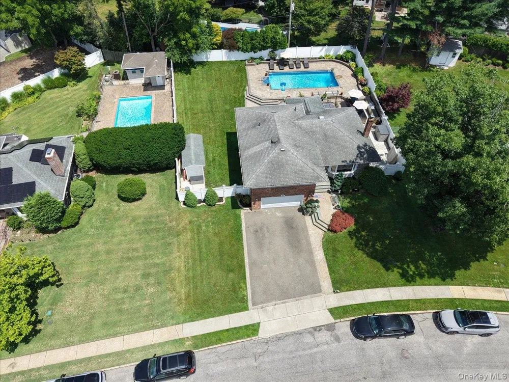 32 Lark Drive Woodbury, NY 11797