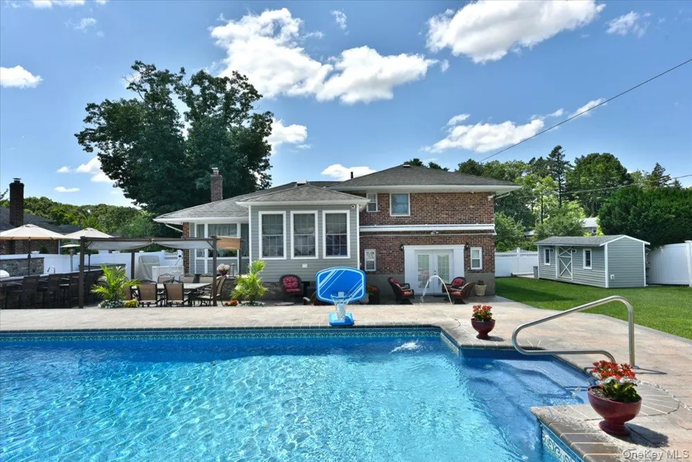 32 Lark Drive Woodbury, NY 11797
