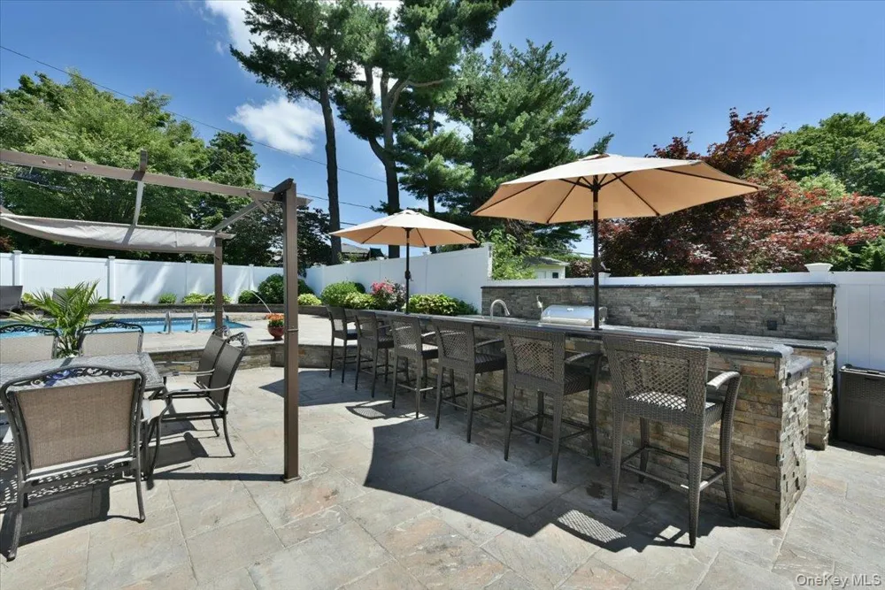 32 Lark Drive Woodbury, NY 11797