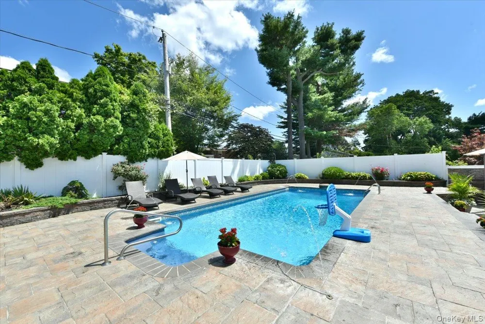 32 Lark Drive Woodbury, NY 11797