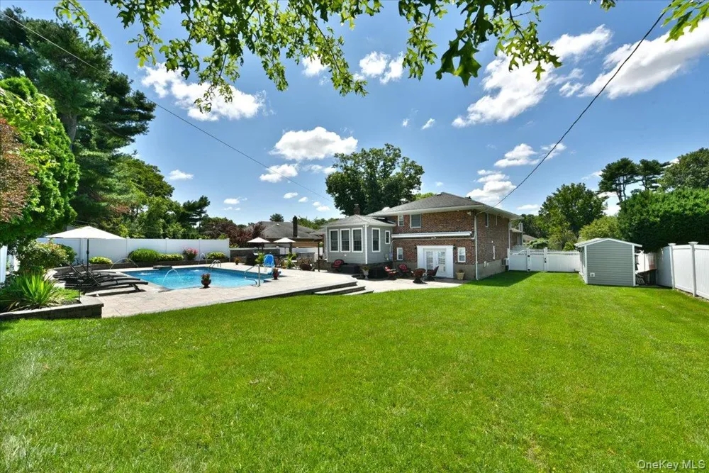 32 Lark Drive Woodbury, NY 11797