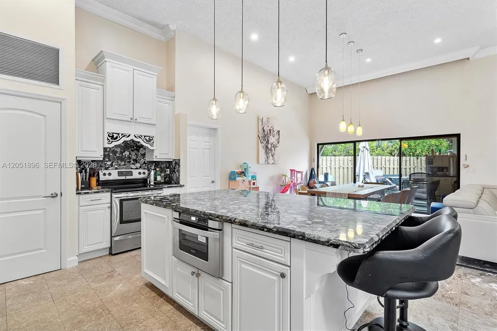 2707 S Parkview Dr Hallandale Beach, FL 33009