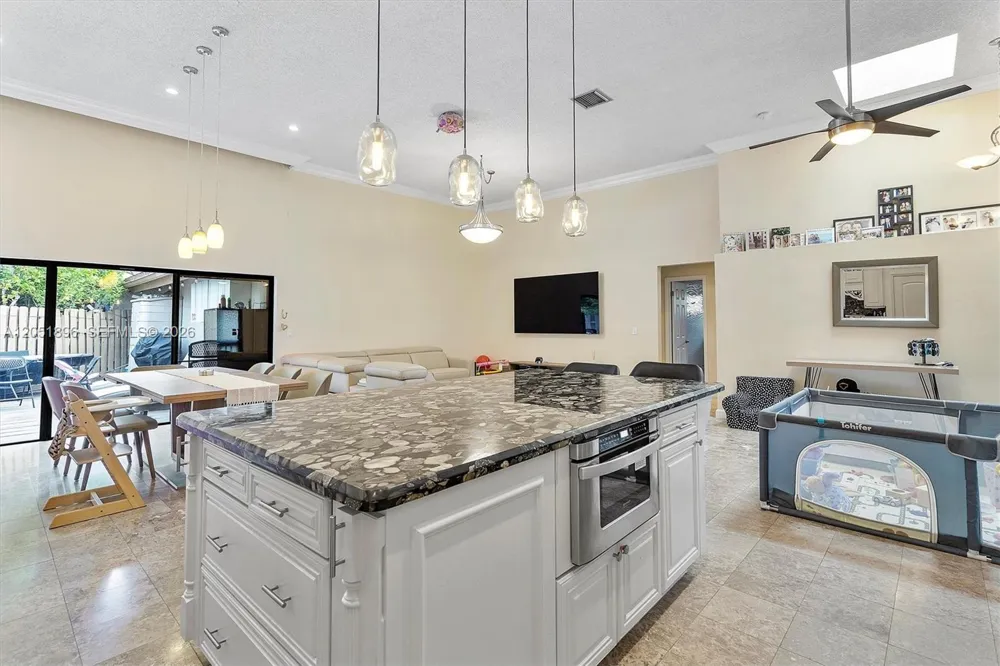 2707 S Parkview Dr Hallandale Beach, FL 33009