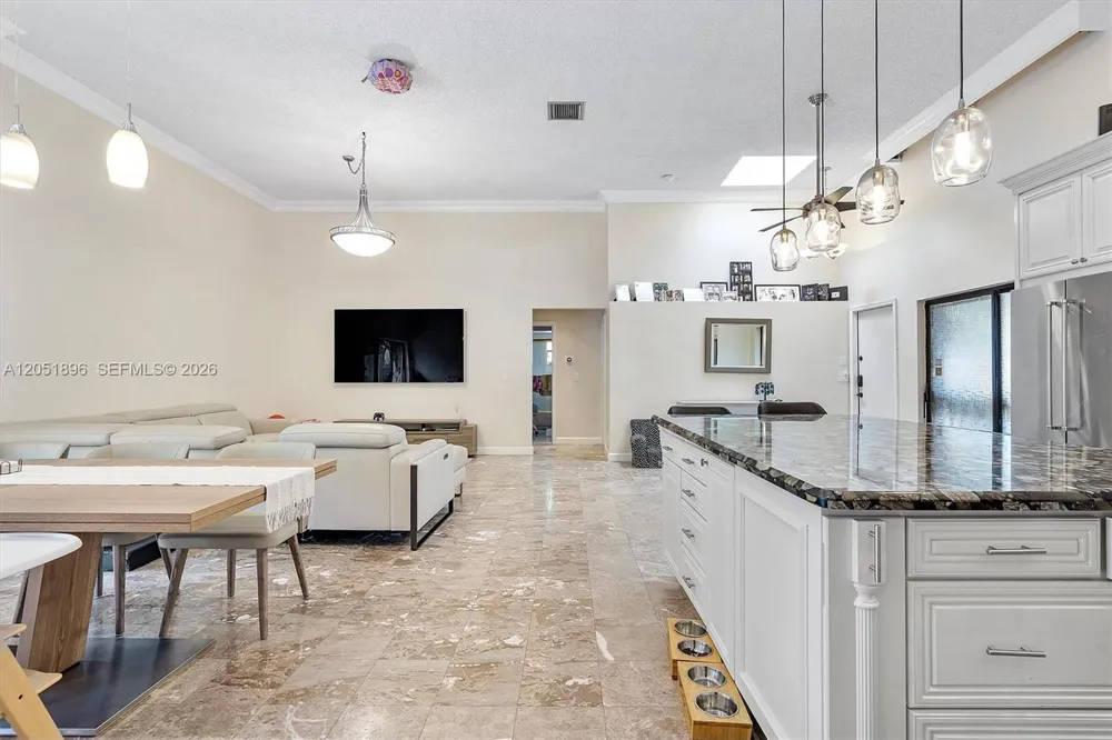 2707 S Parkview Dr Hallandale Beach, FL 33009