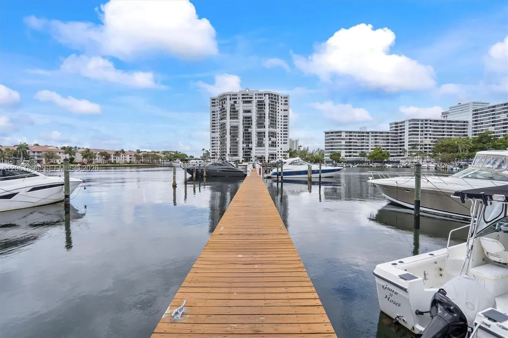 2707 S Parkview Dr Hallandale Beach, FL 33009